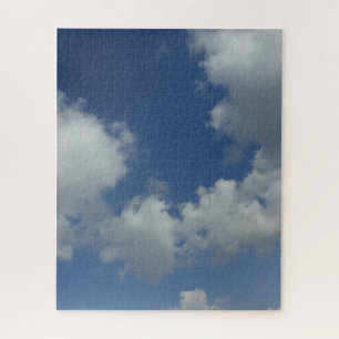 Cielo azul con rompecabezas de nubes blancas
