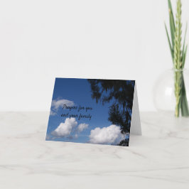 Cielo azul en una tarjeta de simpatía