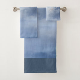 Cielo azul mágico con cisnes voladores