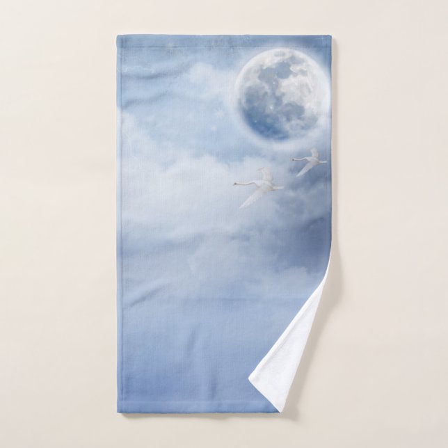 Cielo azul mágico con cisnes voladores (Toalla de mano)