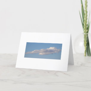 CIELO AZUL Y TARJETA DE NOTA EN BLANCO DE LAS