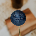 Cielo nocturno celeste | Pegatina de bienvenida Bo<br><div class="desc">Este cielo celestial nocturno | el pegatina de bienvenida boda dorado es perfecto para su boda subestrella encantado. El cielo de color azul marino oscuro, salpicado de estrellas doradas, marcará la pauta de tu boda al aire libre de boho nocturno. Personalízalo como quieras o manténgalo como está. No olvide consultar...</div>