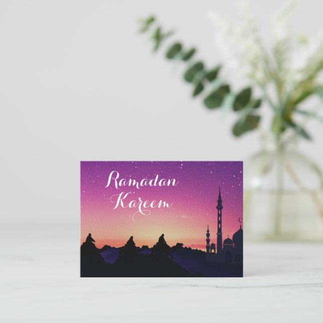 Cielo Púrpura En La Tarjeta Eid Mubarak De La Noch (Anverso de pie)