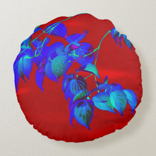 Cielo rojo, hojas azules Cojín decorativo redondo