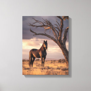 Cielo tormentoso Arte de caballo salvaje y árbol