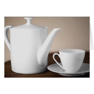 Cierre de una taza y un platillo con hervidor de t