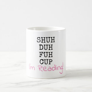 Cierre para arriba, yo están leyendo - taza de la