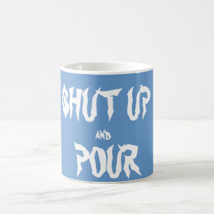 Cierre y vierta la taza de café