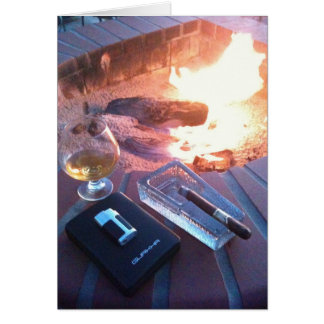 Cigarro y una bebida por el fuego