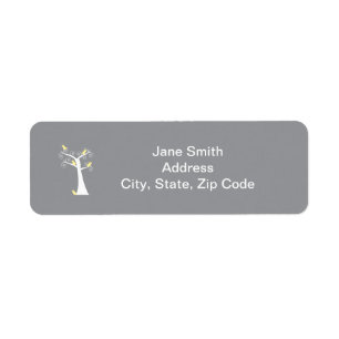 Cinco aves amarillas en una etiqueta de árbol