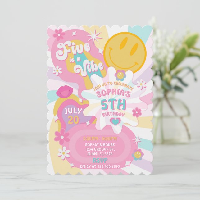 Cinco es una invitación a vivir en un campo (Anverso de pie)