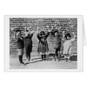 Cinco niños asiáticos levantando campanas