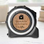Cinta Métrica Ama la Vida que Construimos Juntos Personalizado<br><div class="desc">Una cinta métrica romántica con un gráfico de una casa con acento de corazón y la cita "Amo la Vida que Hemos Construido Juntos" con un nombre personalizado y "XO" en un fondo de grano de madera falso. Un regalo dulce y divertido para un esposo habilidoso, pareja o ser querido....</div>