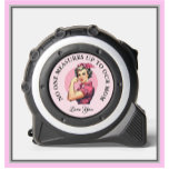 Cinta Métrica Gal rosada vintage no puede medirse con nuestra ma<br><div class="desc">Nadie puede medirse con mamá —t y esta chica cuenta la historia. Gran regalo para esta dama especial en tu vida, ya sea su cumpleaños o Navidades o el Día de la Madre o justo hoy. Cualquier pregunta de diseño sólo envía un correo electrónico o un chat a charmdesignstudio@rcn.com y...</div>