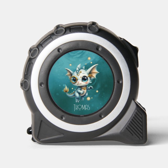 Cinta Métrica Little Steam Dragon – Professional Chaos Engineer. (Anverso)