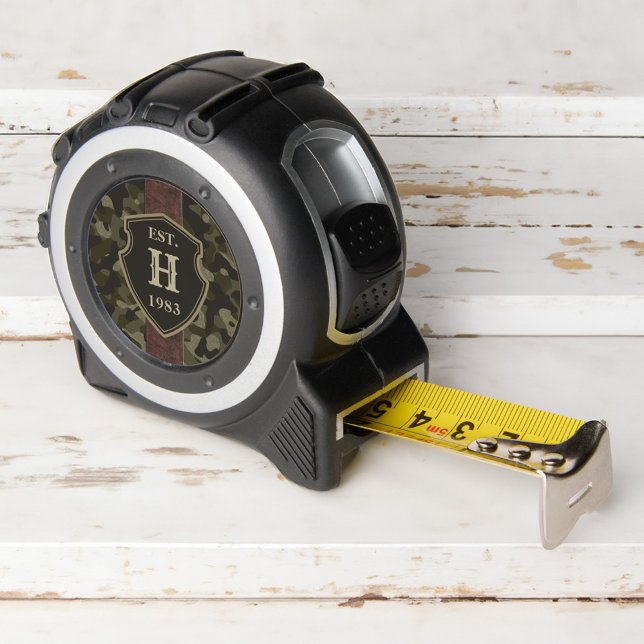 Cinta Métrica Monograma de Personalizado de cuero y camuflaje ve (Rustic Green Camouflage & Leather Custom Monogram Tape Measure)