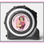 Cinta Métrica Vintage Pink Gal Puede Nail It Name<br><div class="desc">Diviértete con esta — esa chica definitivamente puede "clavarla" — luciendo encantadora y seria en rosa. Un gran regalo para una dama especial en tu vida. Cualquier pregunta de diseño sólo envía un correo electrónico o un chat a charmdesignstudio@rcn.com y estaremos encantados de asistirle.</div>