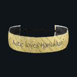 Cinta Para La Cabeza Cabecera Hanukkah "Chevron Holiday Gold"<br><div class="desc">¡Las bandas de cabeza personalizadas de Hanukkah hacen grandes regalos de Hanukkah! Elija entre los materiales de satén doble o grosgain, ya sea de 1" o 1 1/2" de ancho y elija un gran color para el interior de cada banda de cabeza. Estas maravillosas bandas antideslizantes se pueden personalizar fácilmente...</div>