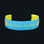 Cinta Para La Cabeza Cabeza Hanukkah Dreidels Amarillo/Rojo/Naranja<br><div class="desc">¡Las bandas de cabeza personalizadas de Hanukkah hacen grandes regalos de Hanukkah! Elija entre los materiales de satén doble o grosgain, de 1" o 1 1/2" de ancho y elija un color para el interior de cada banda de cabeza. Estas maravillosas bandas de cabeza no deslizantes se pueden personalizar fácilmente...</div>