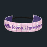 Cinta Para La Cabeza Estrellas y tiras de Hanukkah/rosa/púrpura<br><div class="desc">¡Las bandas de cabeza personalizadas de Hanukkah hacen grandes regalos de Hanukkah! Elija entre los materiales de satén doble o ganancia de manga, ya sea de 1" o 1 1/2" de ancho y un color para el interior de cada banda de cabeza. Estas maravillosas bandas de cabeza no deslizantes se...</div>