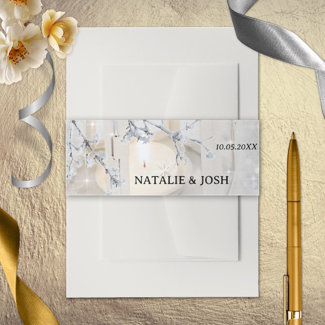 Cintas Para Invitaciones Boda de invierno con una nieve brillante (Wedding invitation belly band featuring a winter scene with candle lit lantern in sparkling snow.)