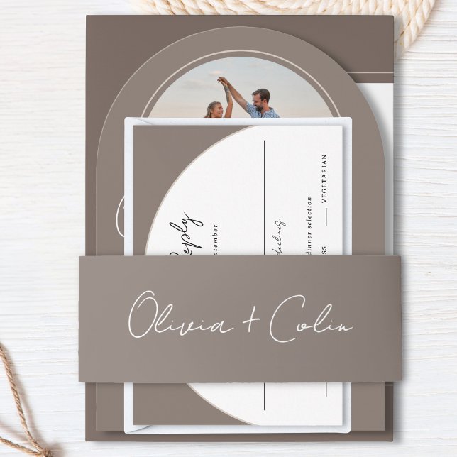 Cintas Para Invitaciones Boda de primer nombre de guión personalizado (Personalized Script First Names Taupe Wedding Invitation Belly Band Wrap)