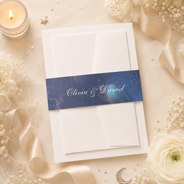 Cintas Para Invitaciones Invitación de boda celestial noche estrellada  (Celestial Starry Night Wedding Invitation Belly Band on a table with celestial wedding decor)