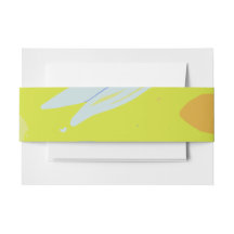 La invitación al diseño de pétalos y manchas de co