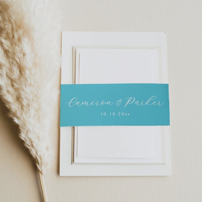 Cintas Para Invitaciones Nombres en azul acuático y fecha de boda  (Aqua Blue Wedding Invitation Belly Band from Concertina Press for a Beach Wedding)