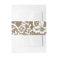 Patrón de encaje blanco flojo sobre la Burlap oscu