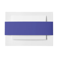 una pared azul con un reloj