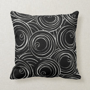 Círculos blancos contemporáneos en la almohada