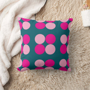 Círculos rosados en cojín decorativo verde