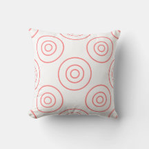 Círculos rosados sobre una almohada blanca