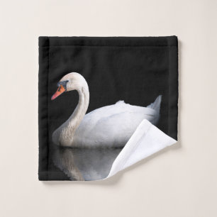 cisne blanco sobre negro