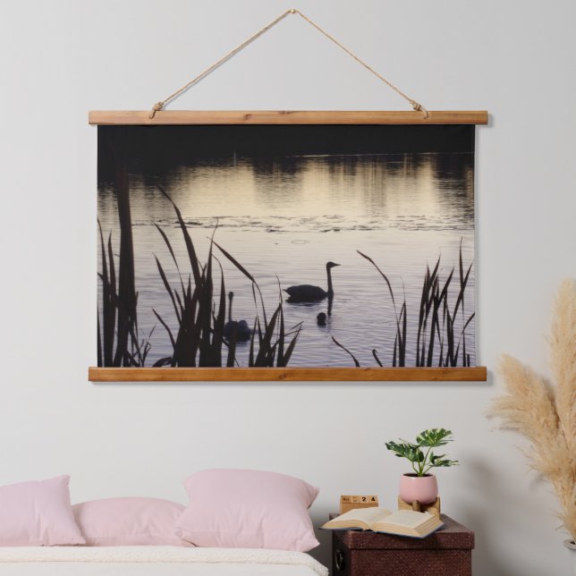 Cisnes en madera oscura tapada con tapiz de pared (Dormitorio)