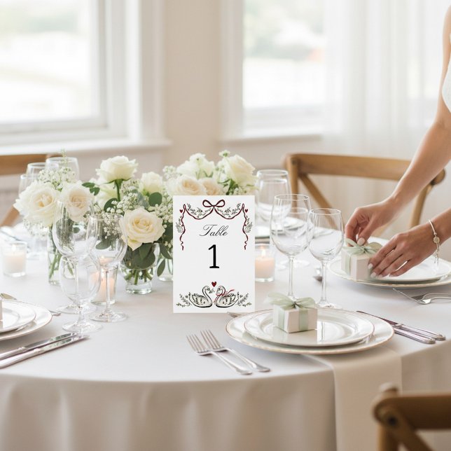 Cisnes románticos y tarjeta de número de mesa con  (Subido por el creador)