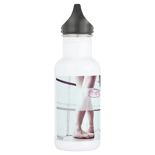 Cita de la danza y botella de agua de la foto (Izquierda)