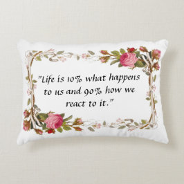 "Citas florales: Almohada Elegantemente Bordeada.