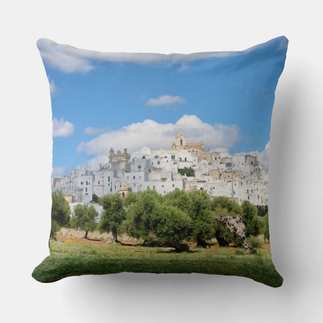 Ciudad blanca Ostuni con los olivos, almohada de (Anverso)