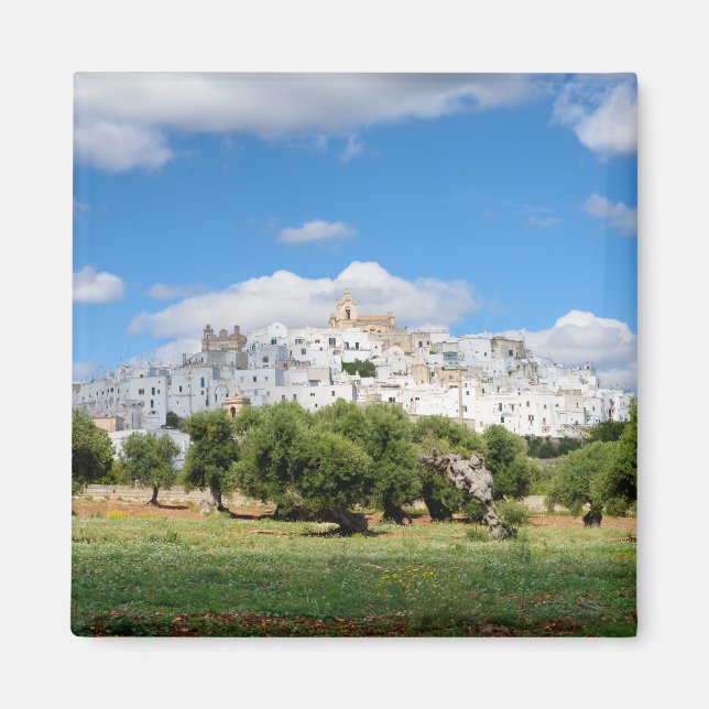 Ciudad blanca Ostuni con olivos, imán Puglia (Frente)