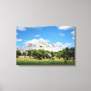 Ciudad blanca Ostuni con olivos, lienzo de Puglia