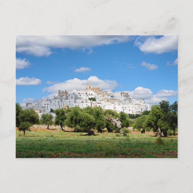 Ciudad blanca Ostuni y olivos, postal de Puglia (Anverso)