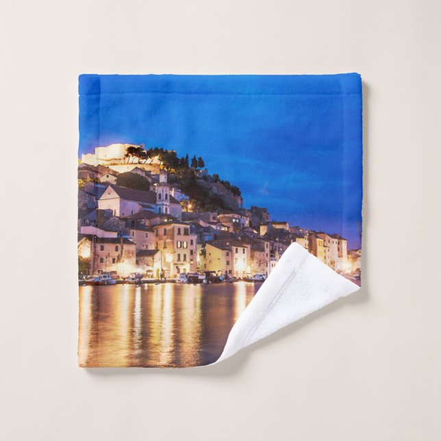 Ciudad croata de Sibenik de noche (Toallita)