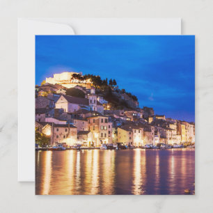 Ciudad croata de Sibenik de noche
