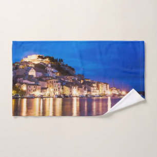 Ciudad croata de Sibenik de noche
