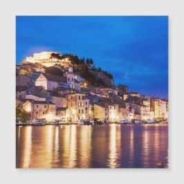 Ciudad croata de Sibenik de noche