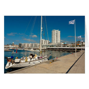 Ciudad portuguesa y yate