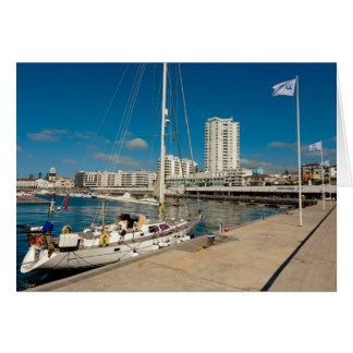 Ciudad portuguesa y yate