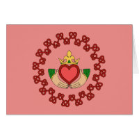 Claddagh y Knotwork rojo en tarjeta de